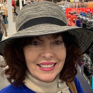 Meet your Posher, Dana